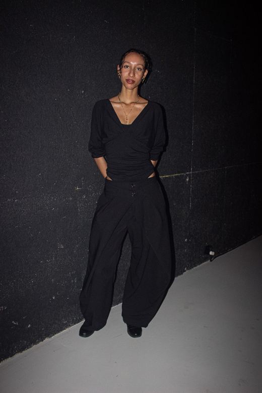 Invitée en tenue noire