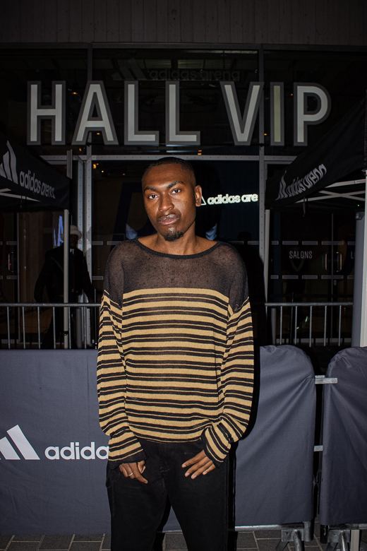 Invité devant le hall VIP
